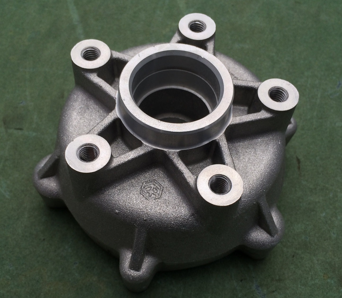 Vespa GTS front hub 598654