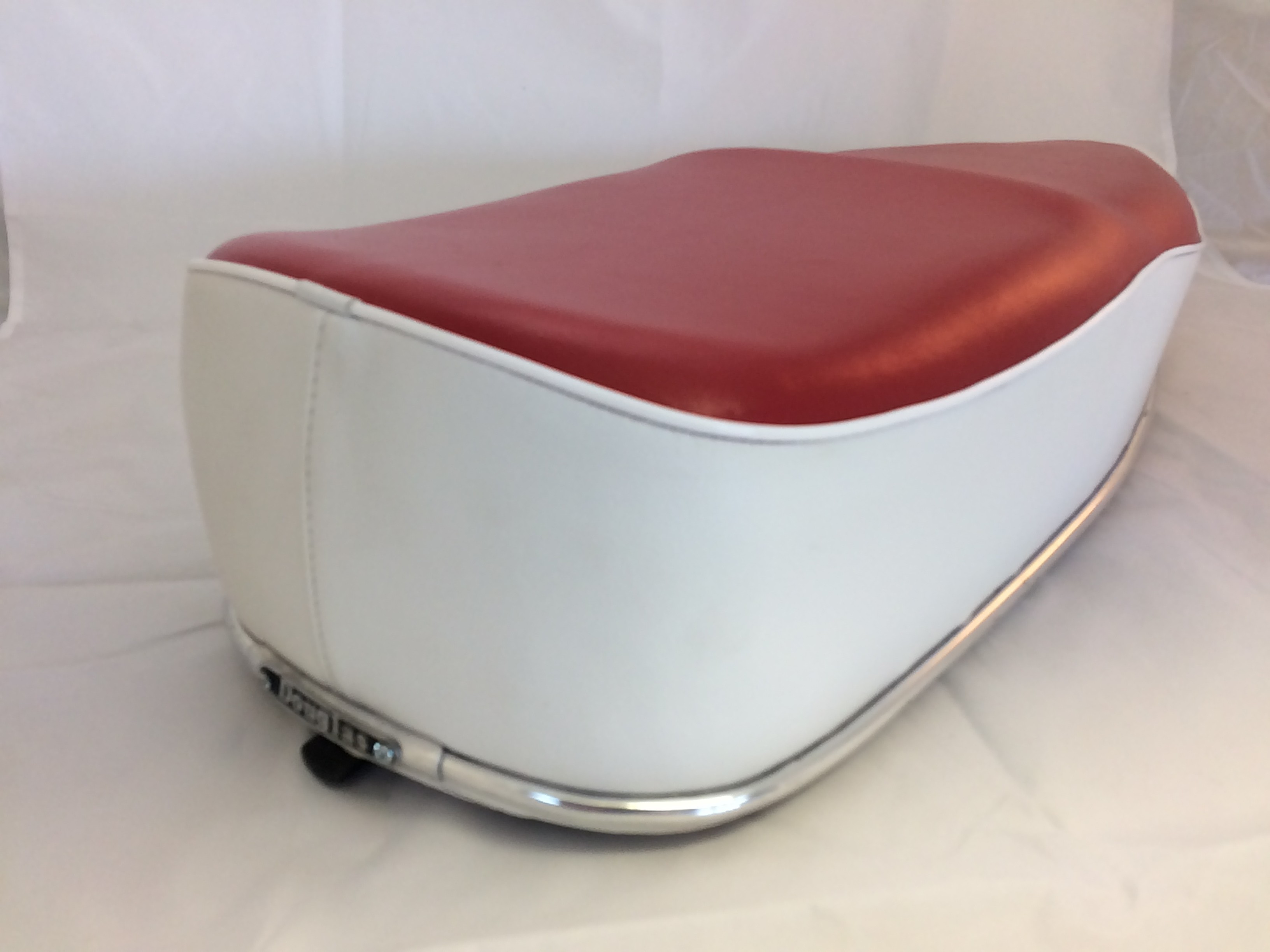 Vespa Sportique style seat red / white - Disco Dez Scooters